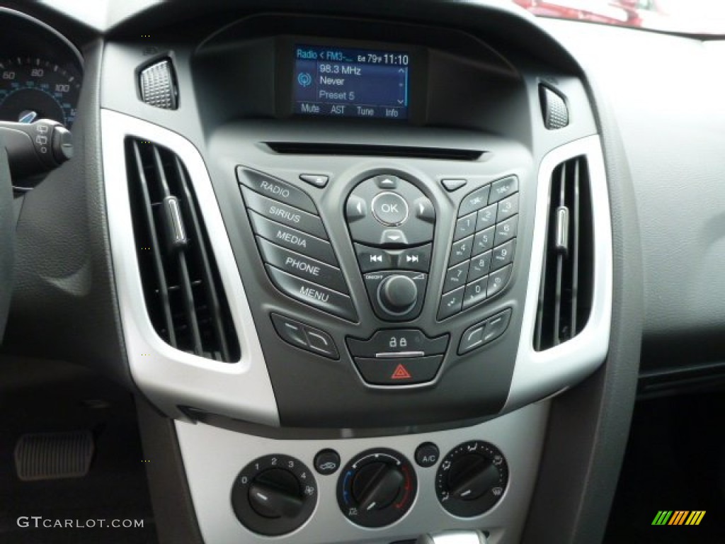 2014 Ford Focus SE Hatchback Controls Photo #83741599