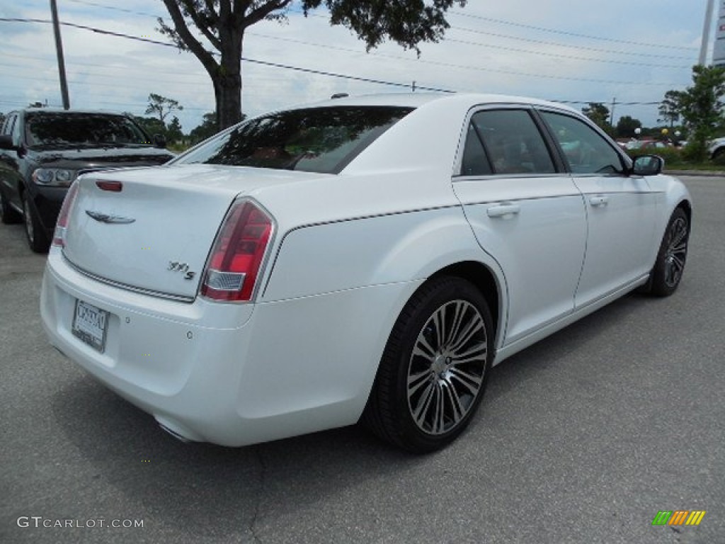 2013 300 S V8 - Bright White / Black/Red photo #8