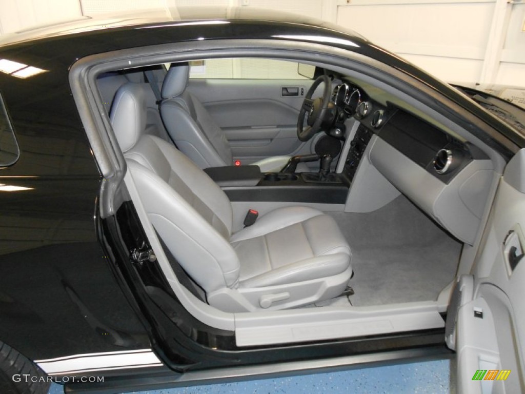 2007 Mustang V6 Premium Coupe - Black / Light Graphite photo #16