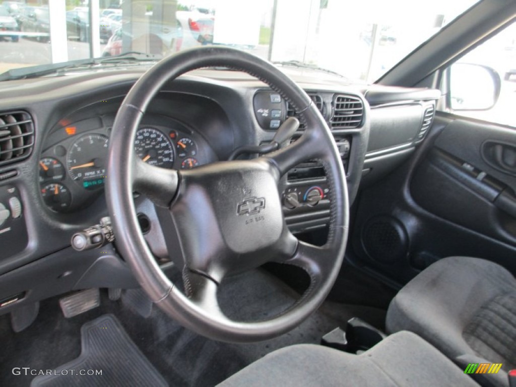 2002 Chevrolet S10 LS Extended Cab 4x4 Graphite Steering Wheel Photo #83776219