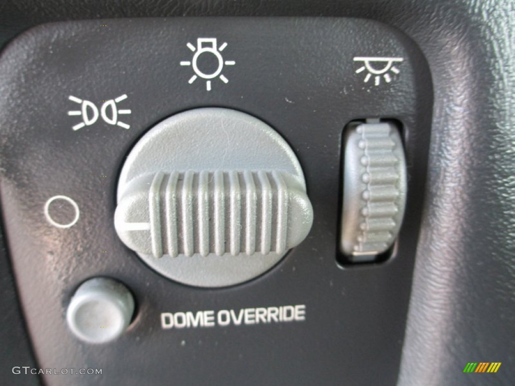 2002 Chevrolet S10 LS Extended Cab 4x4 Controls Photos