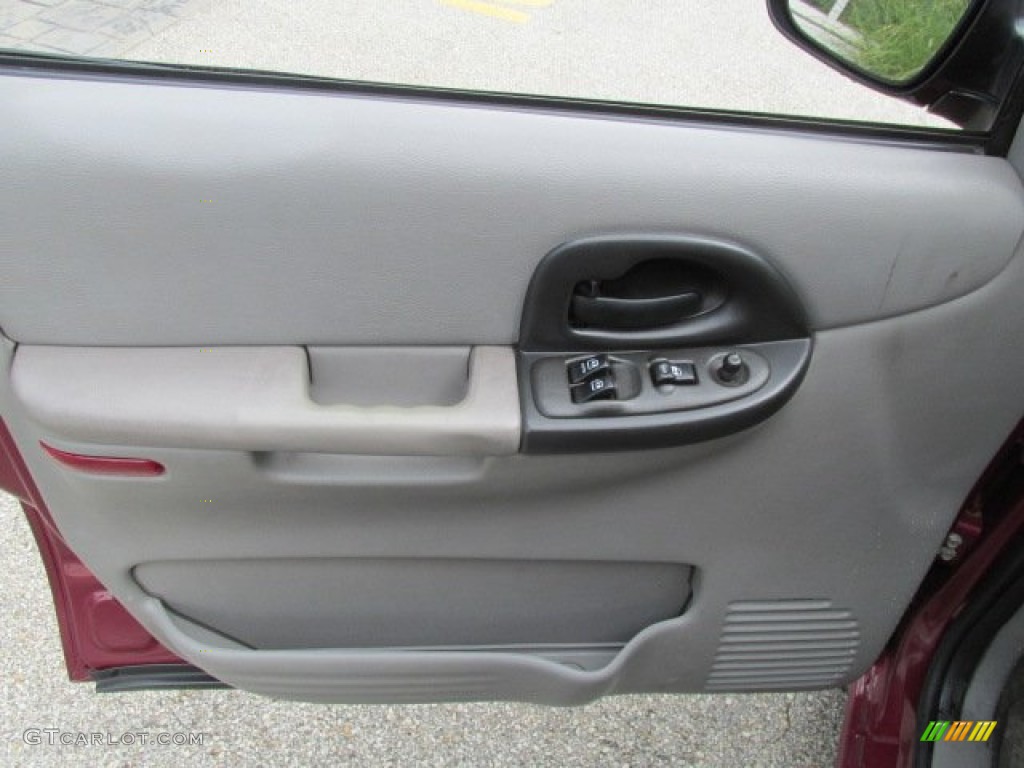 2004 Venture Plus - Sport Red Metallic / Medium Gray photo #11