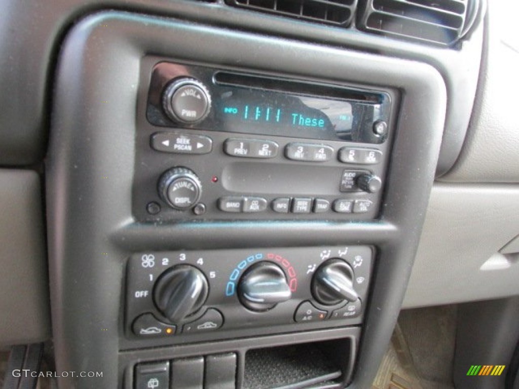 2004 Venture Plus - Sport Red Metallic / Medium Gray photo #12