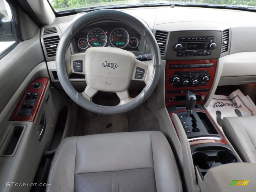 2005 Jeep Grand Cherokee Limited Dark Khaki/Light Graystone Dashboard Photo #83805010