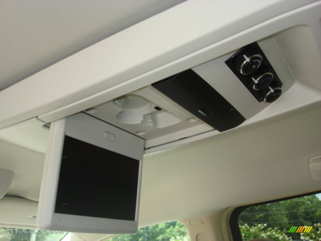2010 Chrysler Town & Country Touring Entertainment System Photo #83807707