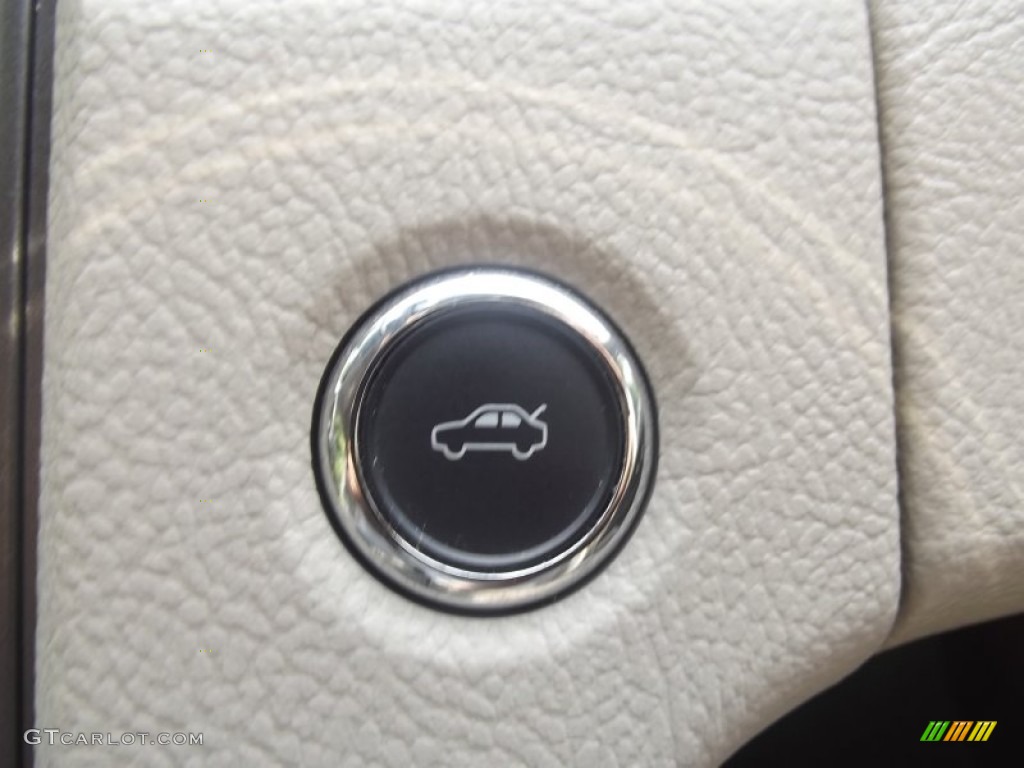 2010 Taurus SEL - White Platinum Metallic Tri-Coat / Light Stone photo #36