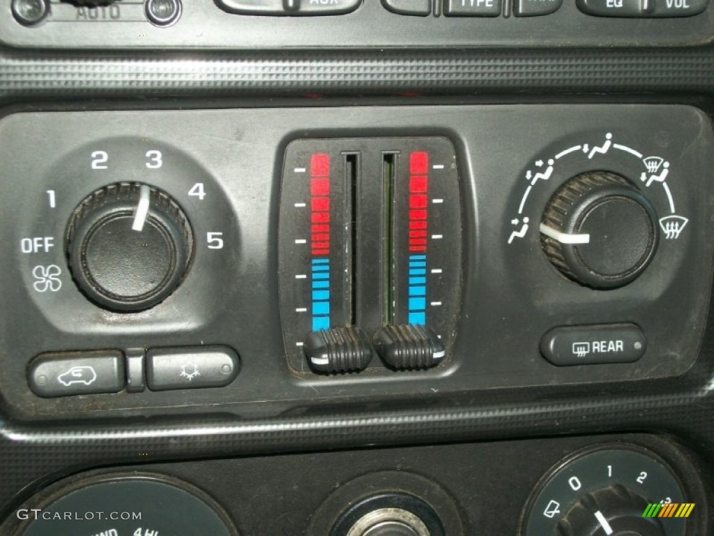 2004 GMC Envoy SLE 4x4 Controls Photo #83808070