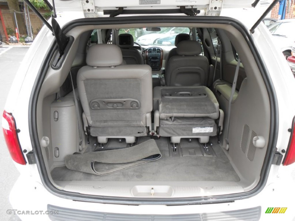 2002 Chrysler Town & Country LXi Trunk Photos