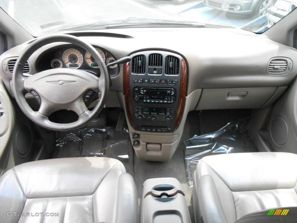 2002 Chrysler Town & Country LXi Dashboard Photos