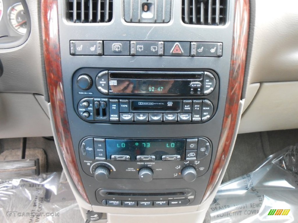 2002 Chrysler Town & Country LXi Controls Photos