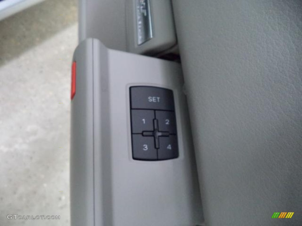 2007 A8 4.2 quattro - Light Silver Metallic / Platinum photo #33