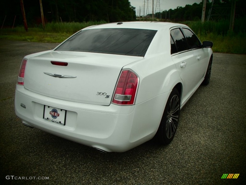 2013 300 S V8 - Bright White / Black photo #4