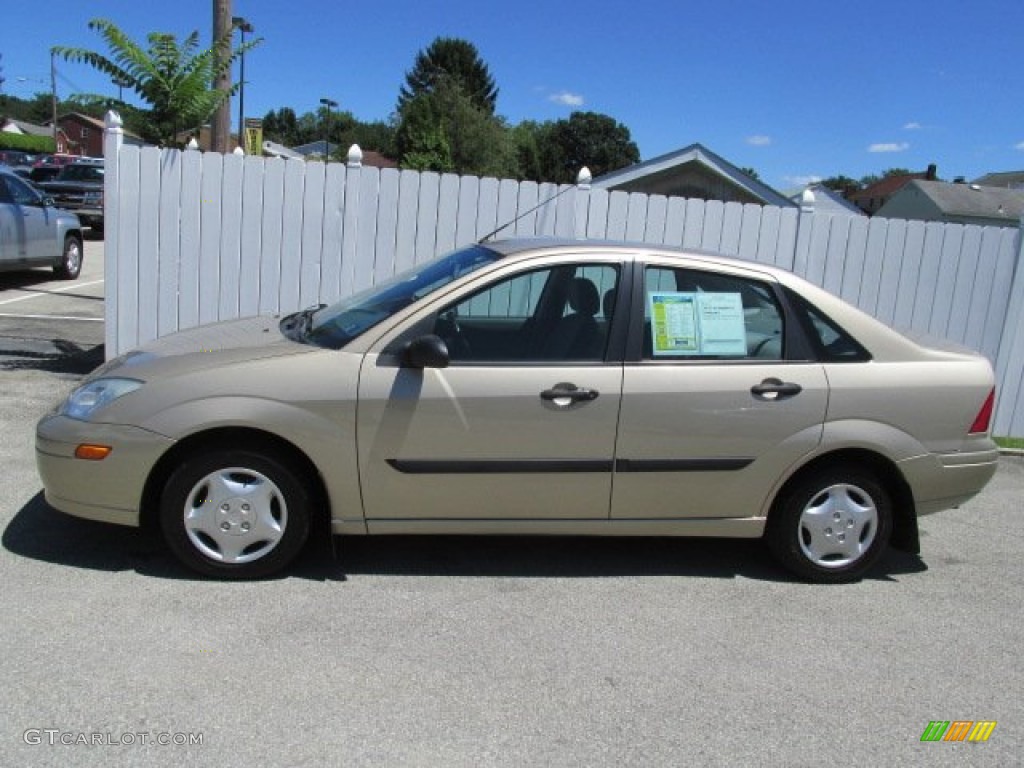 2002 Focus LX Sedan - Fort Knox Gold / Medium Graphite photo #2