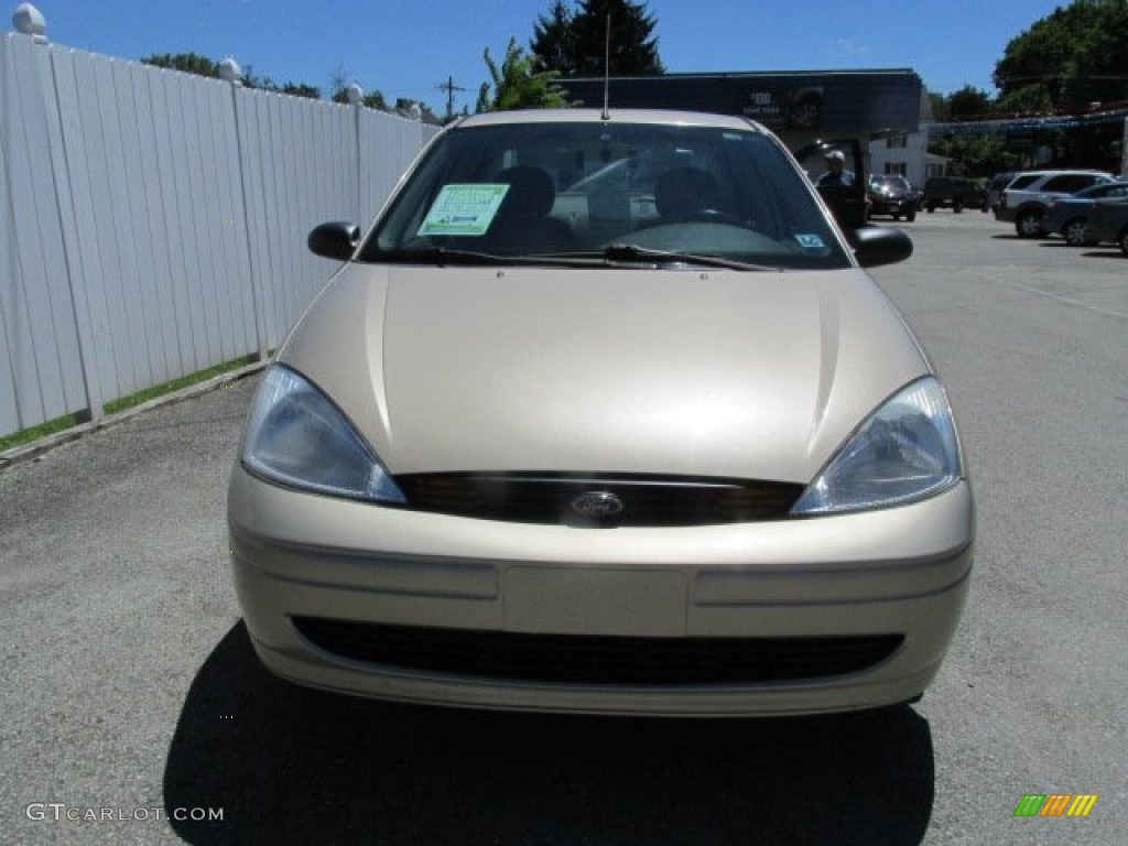 2002 Focus LX Sedan - Fort Knox Gold / Medium Graphite photo #4