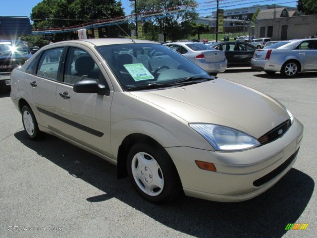 2002 Focus LX Sedan - Fort Knox Gold / Medium Graphite photo #5