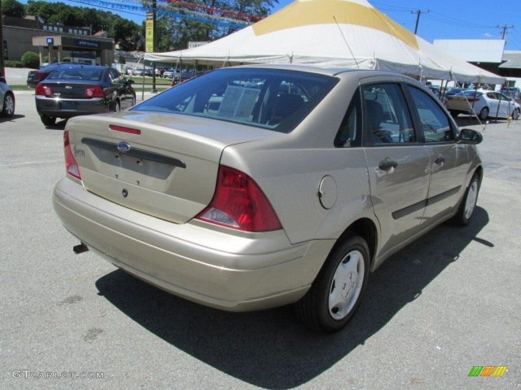 2002 Focus LX Sedan - Fort Knox Gold / Medium Graphite photo #6