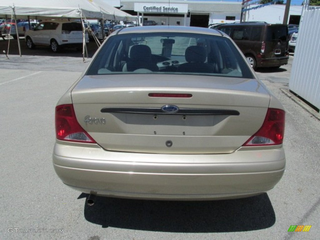 2002 Focus LX Sedan - Fort Knox Gold / Medium Graphite photo #7