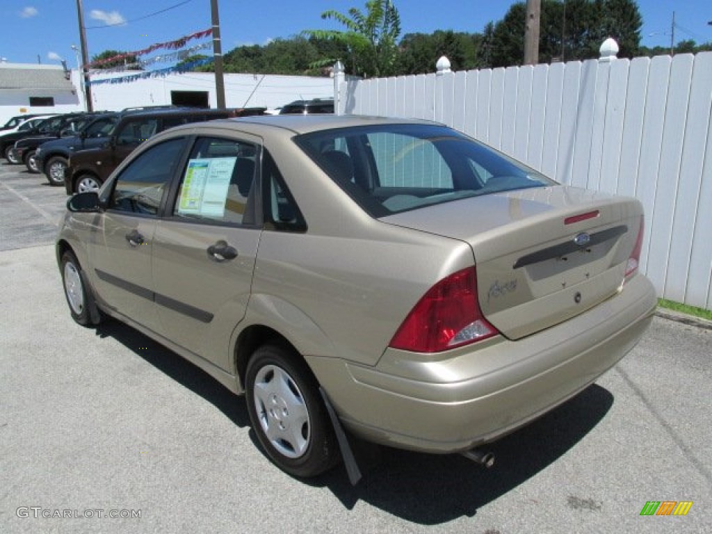 2002 Focus LX Sedan - Fort Knox Gold / Medium Graphite photo #8