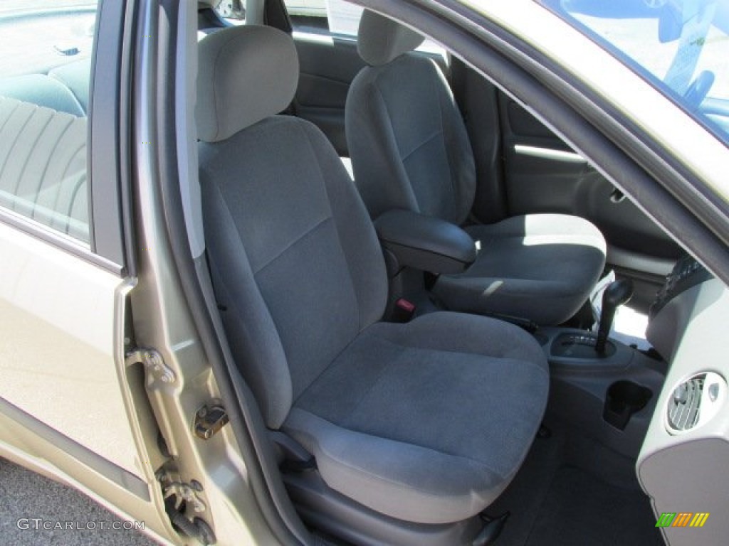 2002 Focus LX Sedan - Fort Knox Gold / Medium Graphite photo #10
