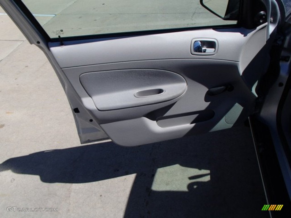 2005 Cobalt Sedan - Ultra Silver Metallic / Gray photo #11