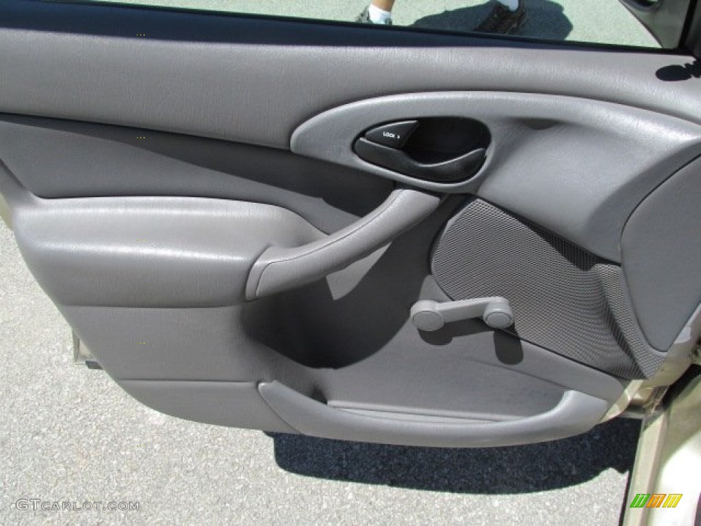 2002 Focus LX Sedan - Fort Knox Gold / Medium Graphite photo #15