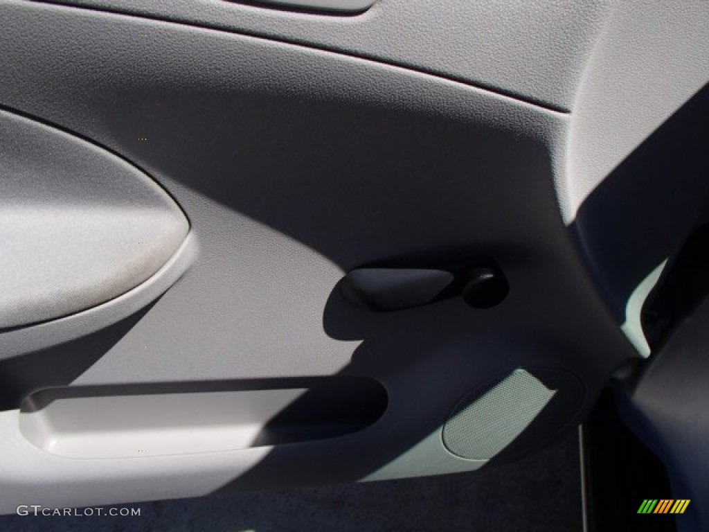 2005 Cobalt Sedan - Ultra Silver Metallic / Gray photo #17