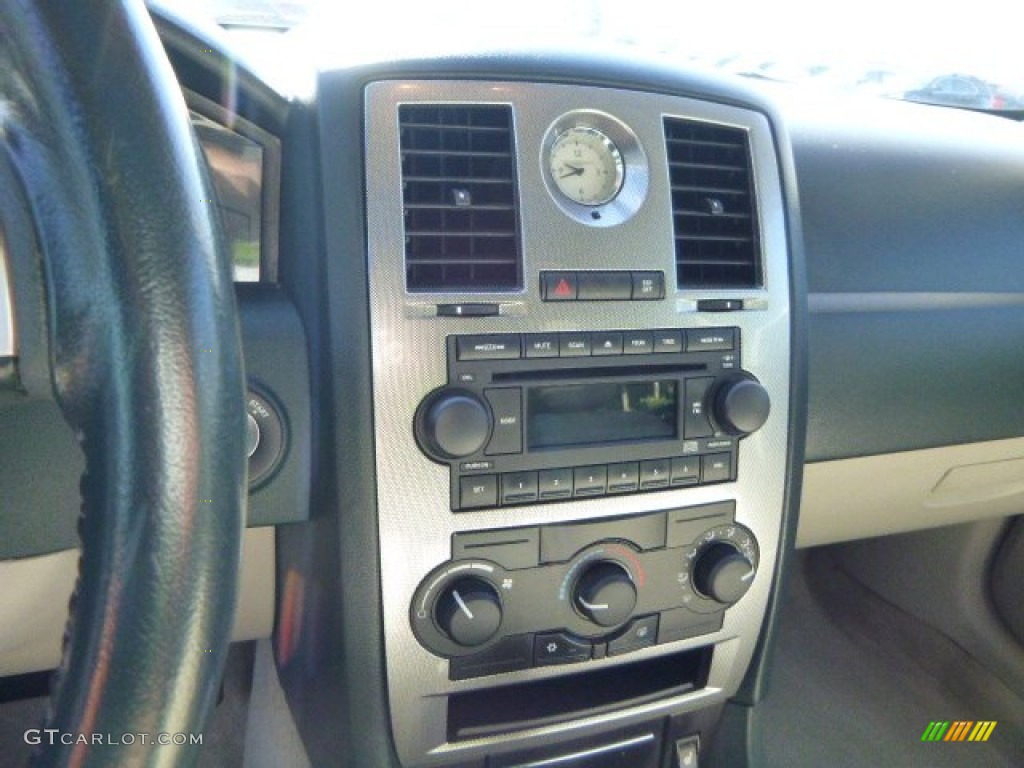 2005 Chrysler 300 Touring Controls Photos