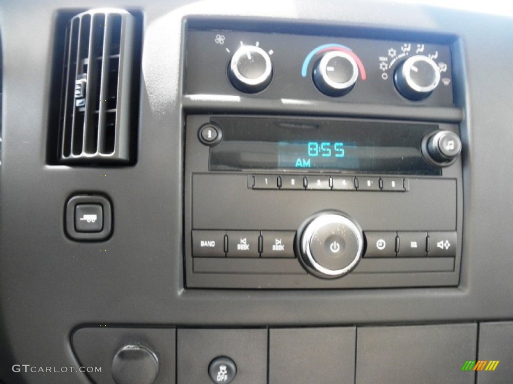 2013 GMC Savana Cutaway 3500 Commercial Utility Truck Controls Photo #83904427