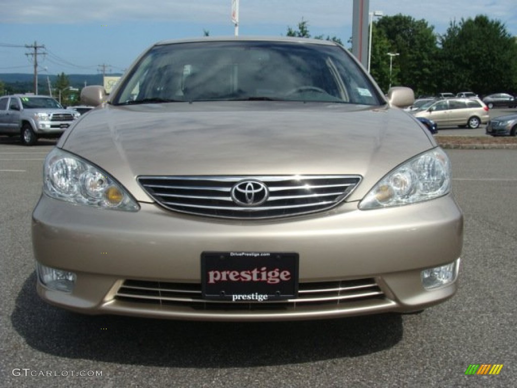 2006 Camry XLE - Desert Sand Mica / Taupe photo #2