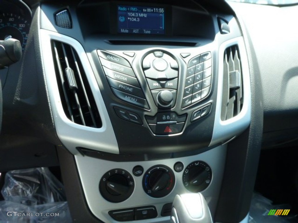2014 Ford Focus SE Sedan Controls Photo #83938303