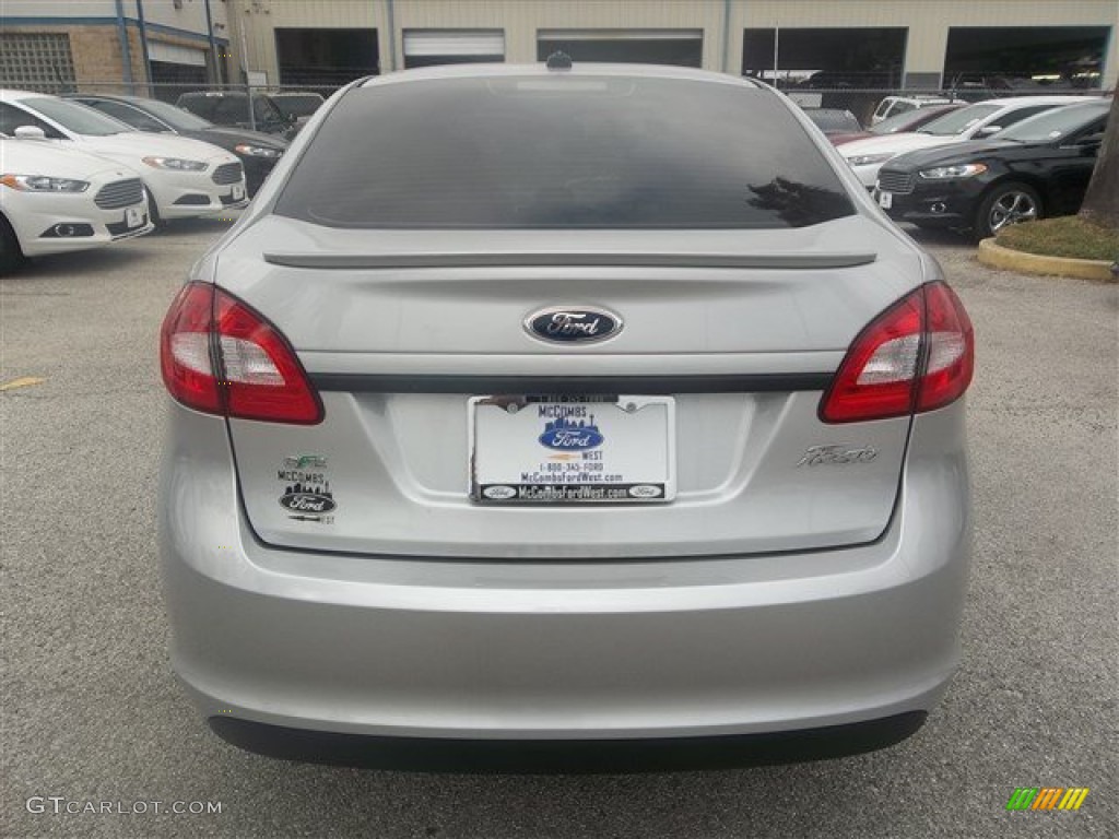 2013 Fiesta SE Sedan - Ingot Silver / Charcoal Black photo #3