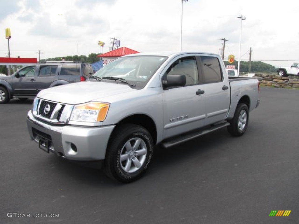 2013 Titan SV Crew Cab 4x4 - Brilliant Silver / Charcoal photo #1