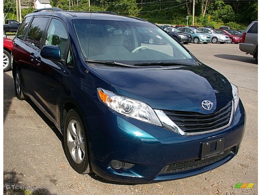 2011 Sienna LE - South Pacific Blue Pearl / Light Gray photo #11