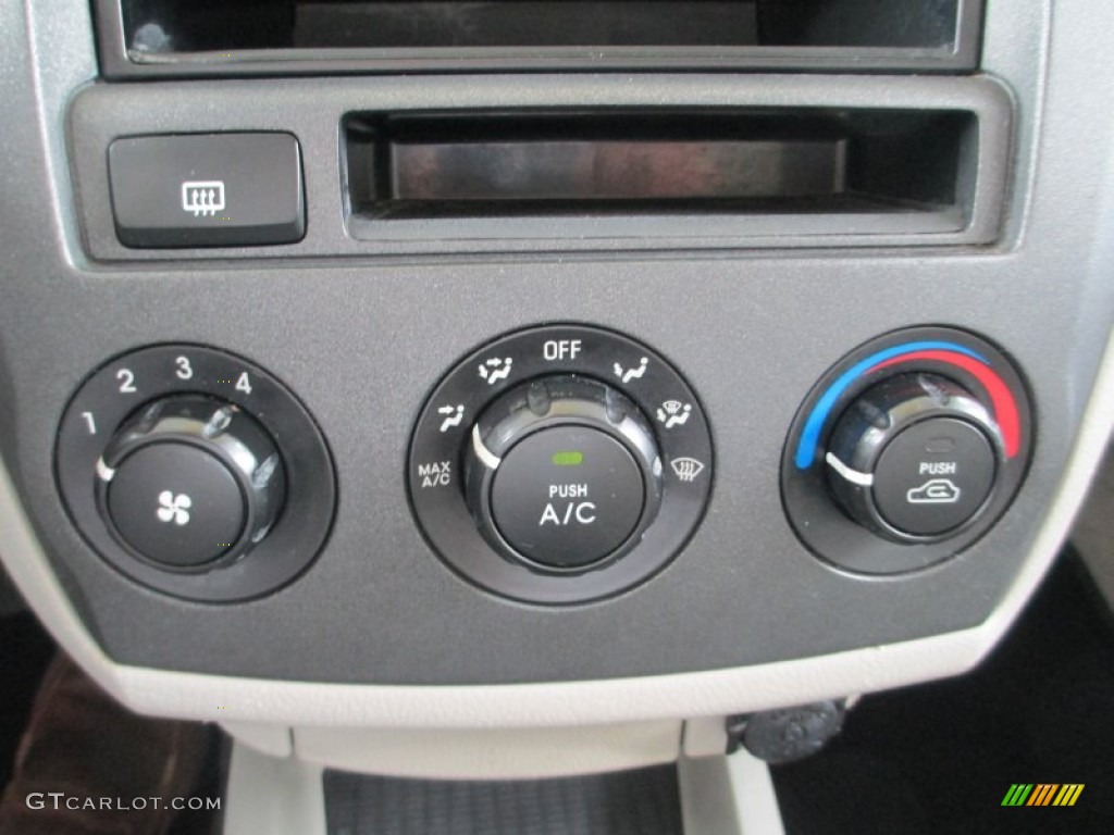 2004 Kia Spectra LX Sedan Controls Photo #83954227