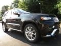 Front 3/4 View of 2014 Grand Cherokee Summit
