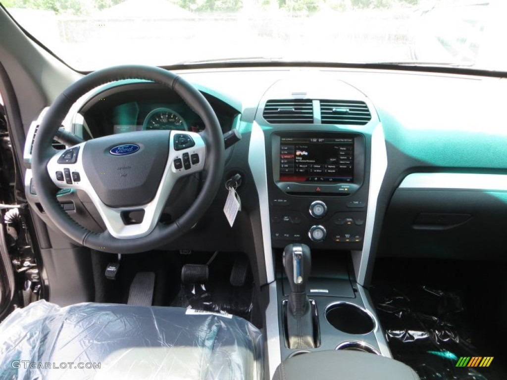 2014 Ford Explorer XLT Dashboard Photos