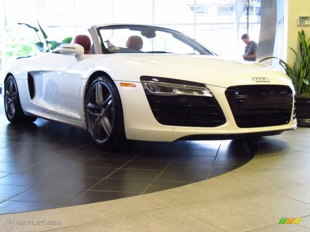 2014 R8 Spyder V10 - Ibis White / Red photo #1