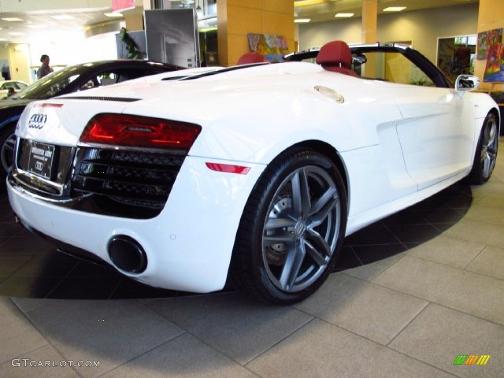 2014 R8 Spyder V10 - Ibis White / Red photo #2