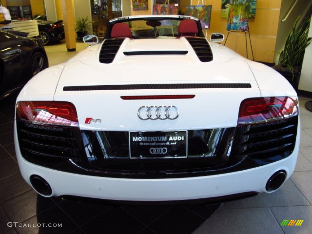 2014 R8 Spyder V10 - Ibis White / Red photo #3