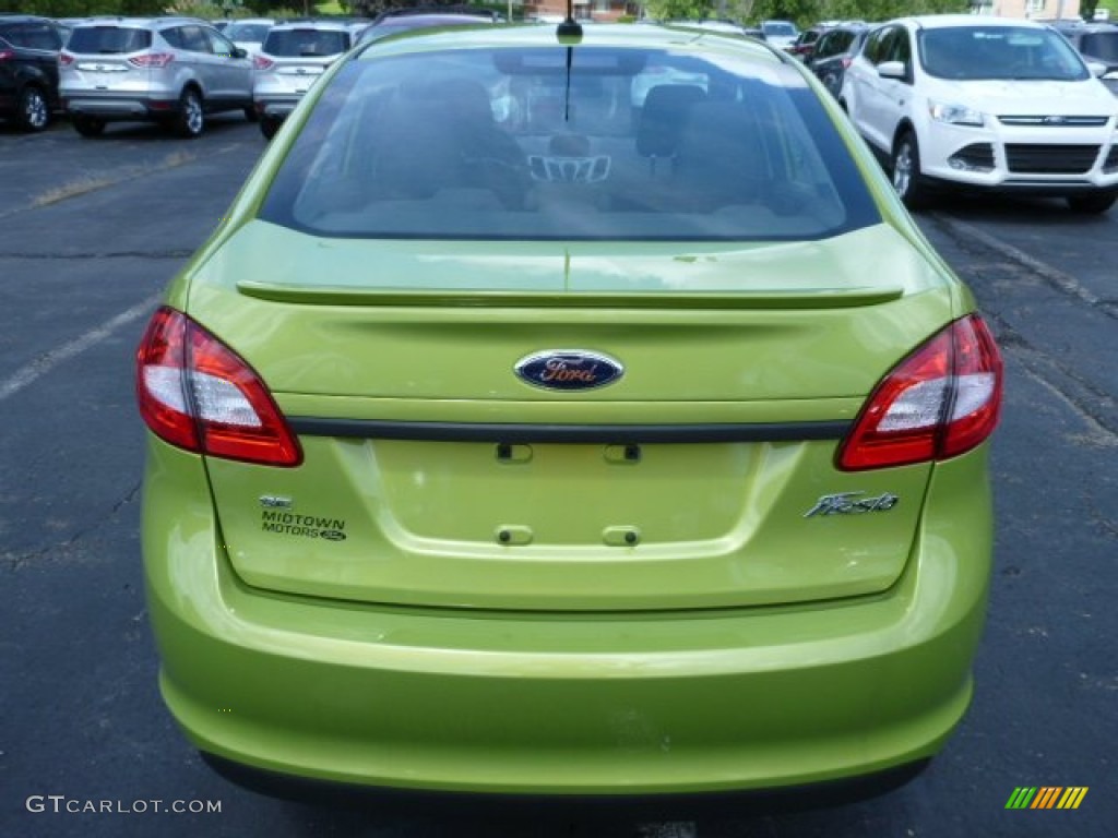 2013 Fiesta SE Sedan - Lime Squeeze / Charcoal Black photo #3
