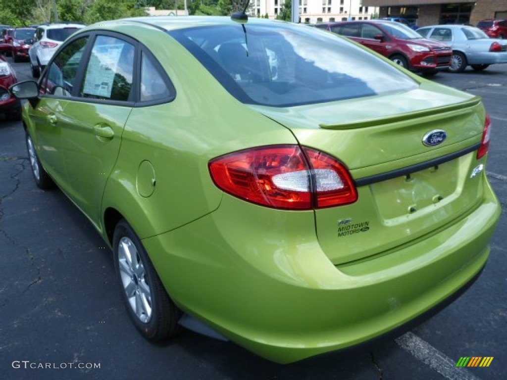 2013 Fiesta SE Sedan - Lime Squeeze / Charcoal Black photo #4