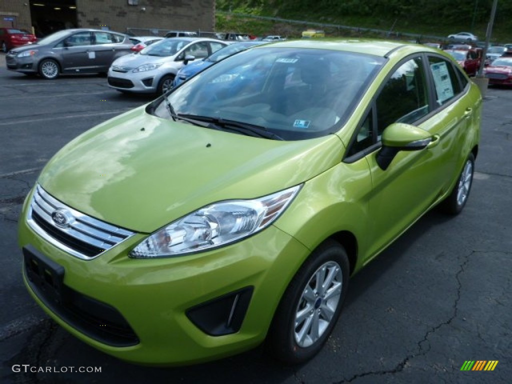 2013 Fiesta SE Sedan - Lime Squeeze / Charcoal Black photo #5