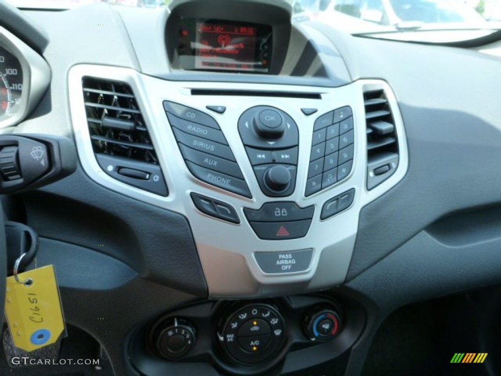 2013 Ford Fiesta SE Sedan Controls Photo #84007524