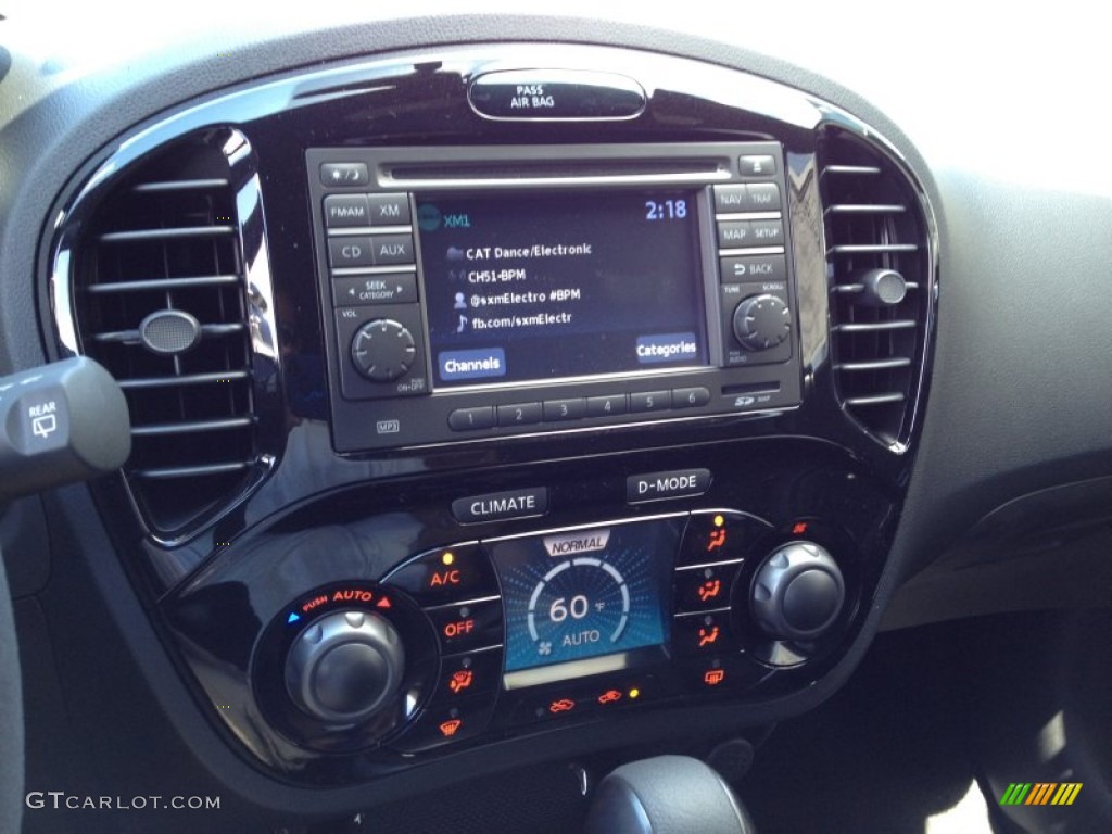 2013 Nissan Juke NISMO AWD Controls Photo #84023448