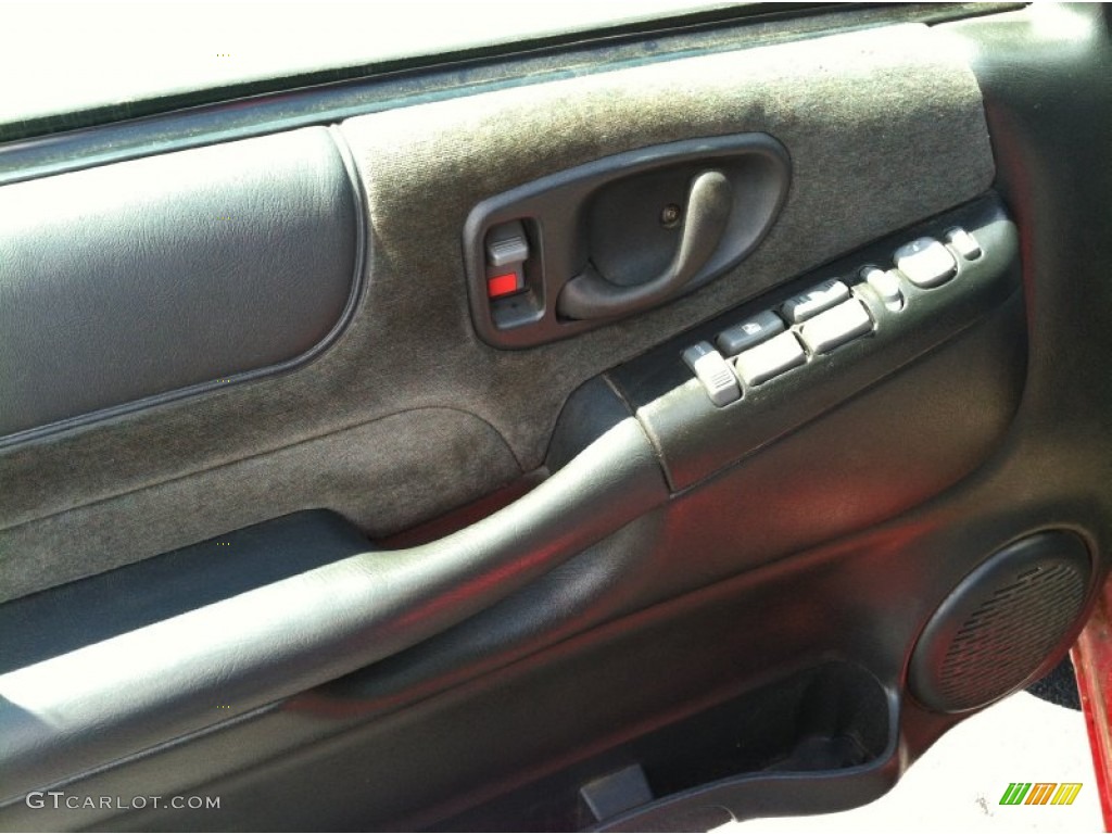 2002 Blazer LS 4x4 - Victory Red / Graphite photo #9