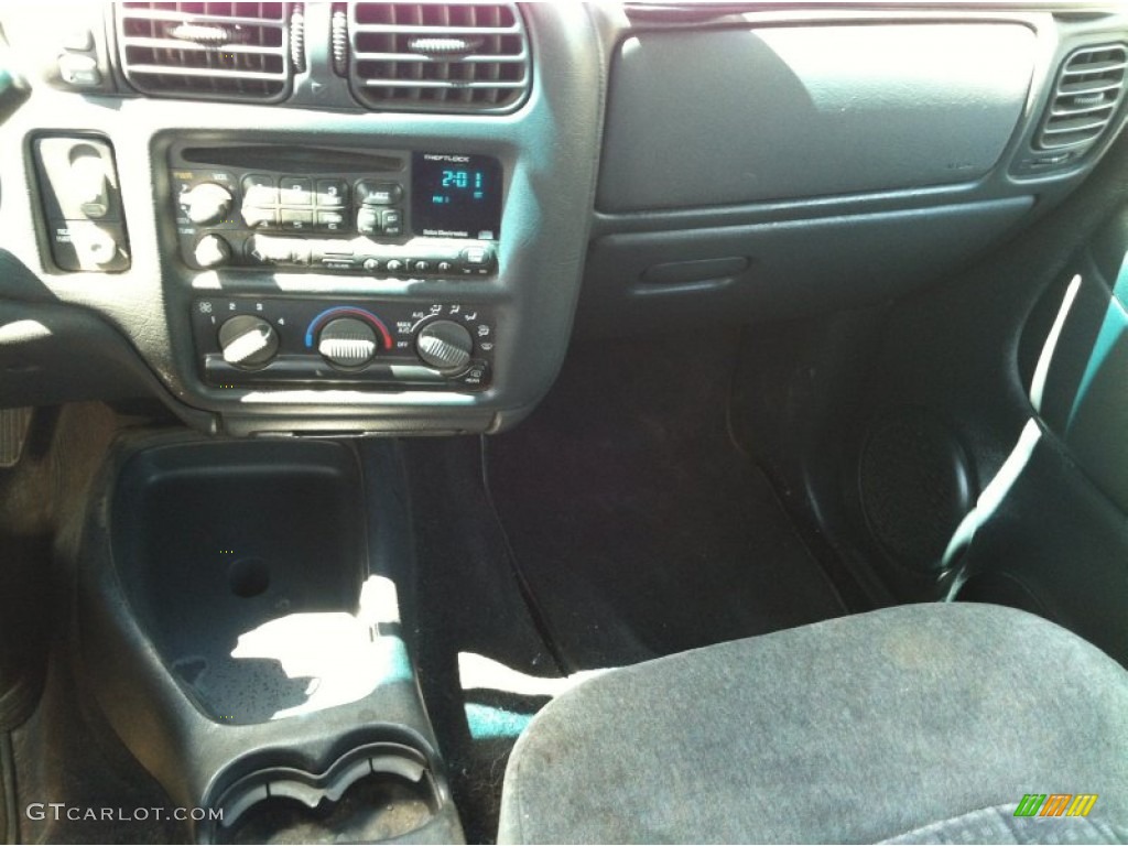 2002 Blazer LS 4x4 - Victory Red / Graphite photo #12