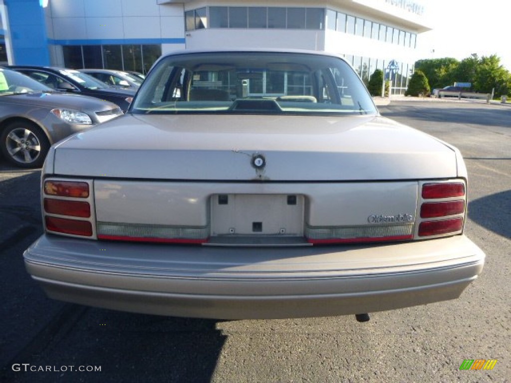 1996 Cutlass Ciera SL Sedan - Light Driftwood Metallic / Beige photo #3