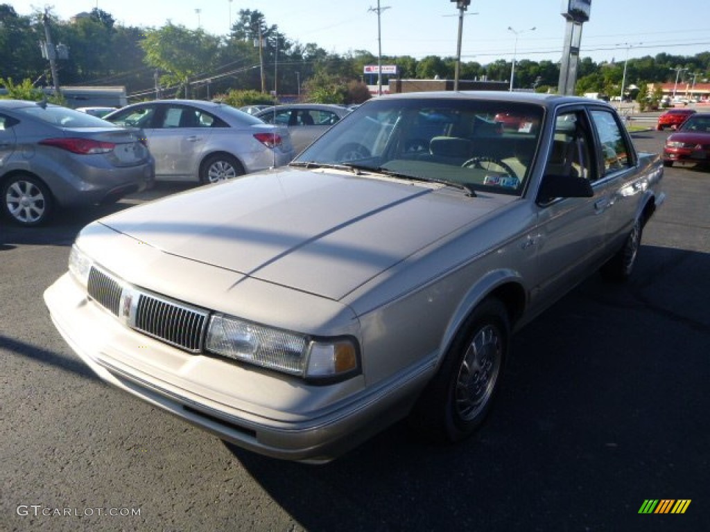 1996 Cutlass Ciera SL Sedan - Light Driftwood Metallic / Beige photo #5