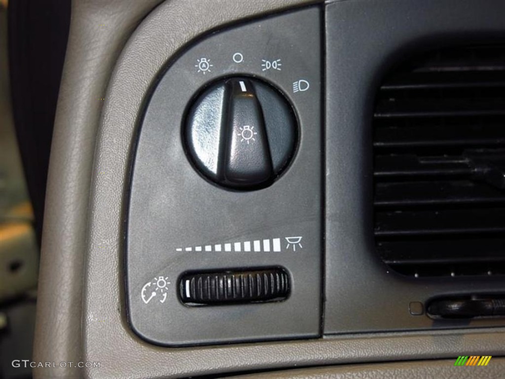 2003 Mercury Grand Marquis GS Controls Photo #84045377