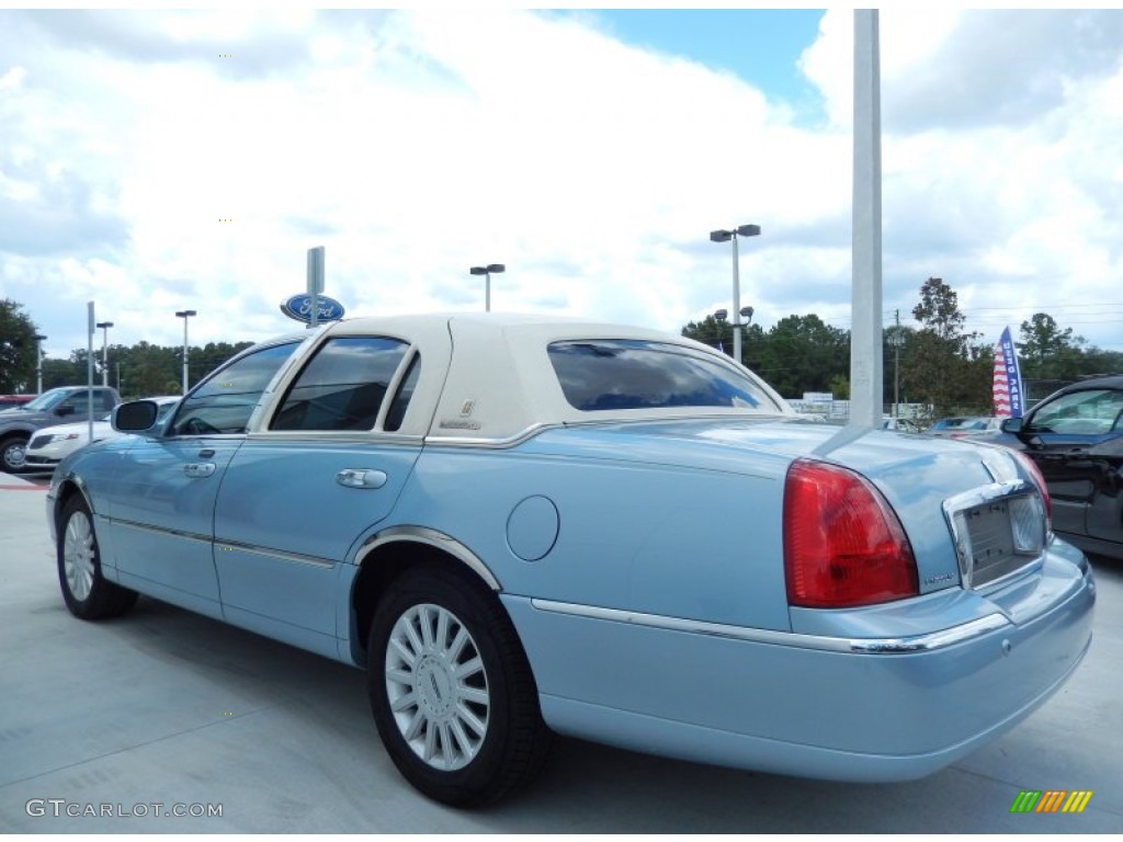 Light Ice Blue Metallic 2005 Lincoln Town Car Signature Exterior Photo #84066422